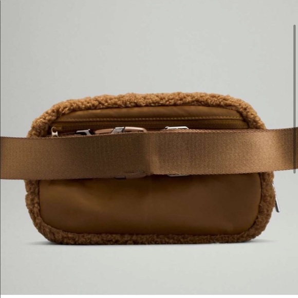 Lululemon Everywhere Belt Bag SOLD OUT - Picture 4 of 5
